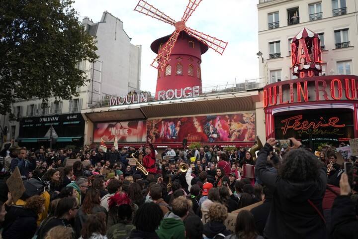 Manifestantes se movilizan frente al Moulin Rouge. Foto AP