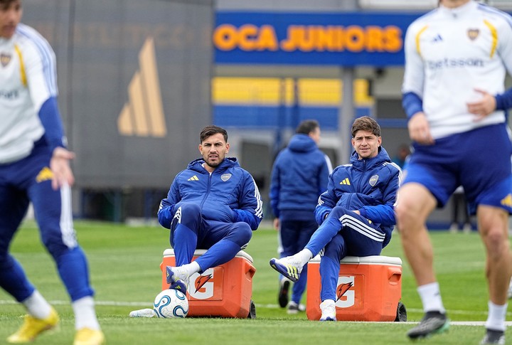 Paredes y Belmonte, lesionados, siguen la práctica de Boca. (Javier García Martino/ Prensa Boca)