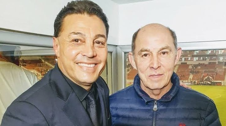 Alfaro Moreno junto a Ricardo Bochini.