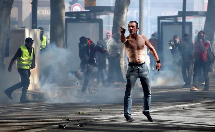 Un manifestante de los "chalecos amarillos" participa en un enfrentamiento con la policía. Foto: EFE/archivo