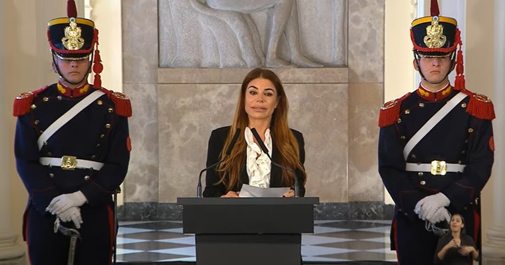 Zulemita Menem, durante la colocación del busto de su padre Carlos Menem en Casa Rosada