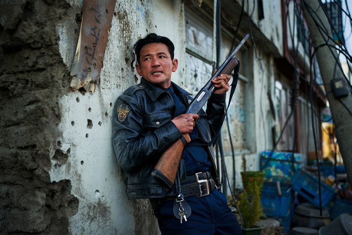 El jefe de policía Bum-seok (Hwang Jung-min), ante el enigma de otro mundo...