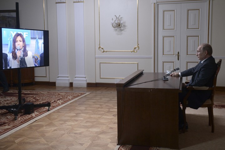 El presidente ruso Vladimir Putin habla por videoconferencia con la entonces presidenta Cristina Kirchner, en el lanzamiento del canal Russia Today en la plataforma de Televisión Digital Abierta en la Argentina, octubre 2014. Foto Reuters / Alexei Nikolskyi / RIA Novosti / Kremlin, Rusia.