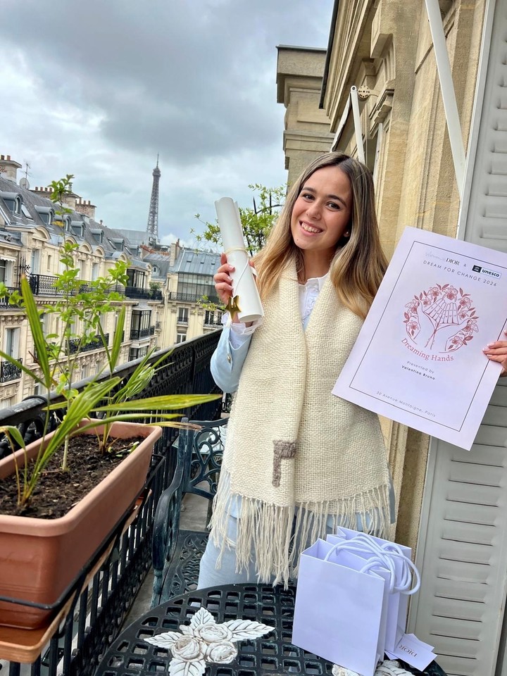 Valentina en París, con el reconocimiento que recibió por su proyecto Dreaming Hands.