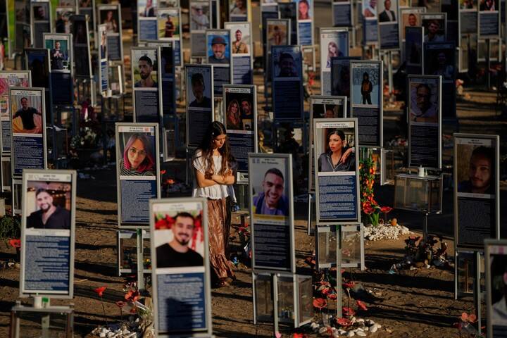 La gente conmemora el tercer aniversario del ataque contra Israel perpetrado por Hamás el 7 de octubre de 2023 en el lugar donde se celebraba el festival de música Nova, donde cientos de asistentes fueron asesinados y secuestrados, cerca del kibutz Reim, en el sur de Israel, el miércoles 7 de octubre de 2026. (Foto AP/Ohad Zwigenberg)