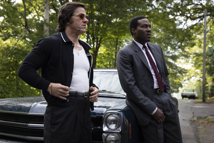Wahlberg y Yahya Abdul-Mateen II interpretan a quienes investigan el crimen.