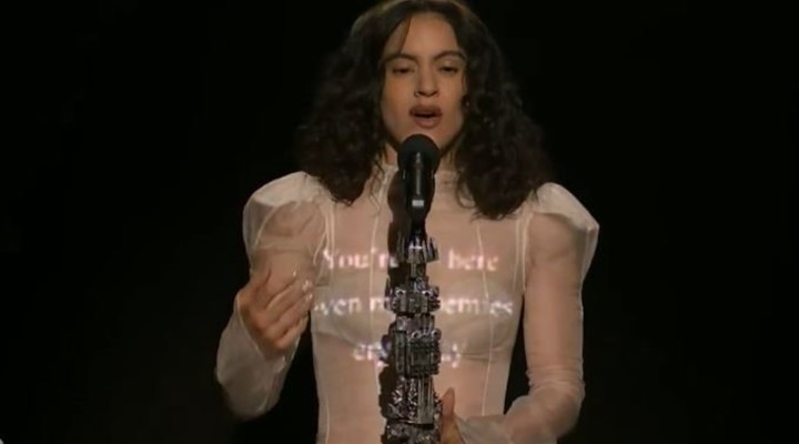 Rosalía cantando "Magnolias" en Saturday Night Live. Foto: Captura.