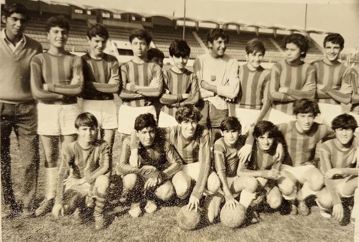 De izquierda a derecha, Rubén es el cuarto futbolista en la fila de abajo.