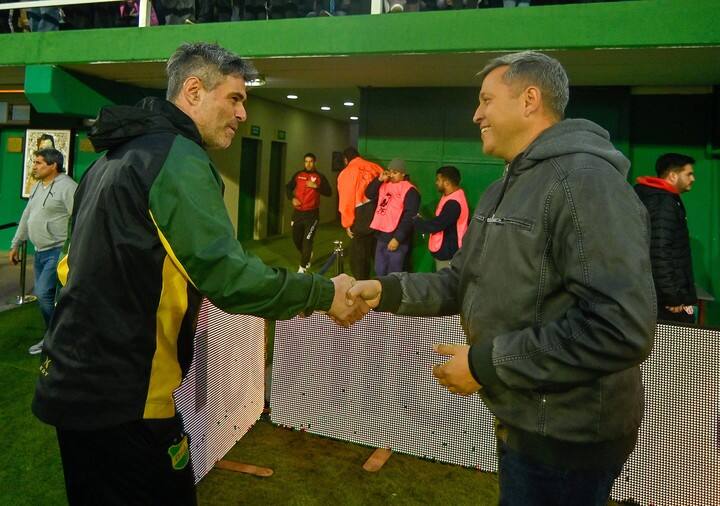 Julio Vaccari y Diego Flores se saludan antes de Defensa y Justicia - Instituto (Fotobaires).