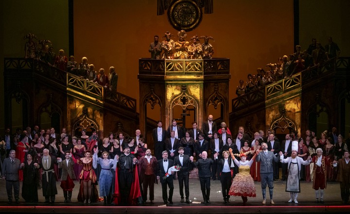 El elenco de la ópera, en una puesta que combina exigencia vocal, actuación y despliegue escénico. Fotos: Juanjo Bruzza.