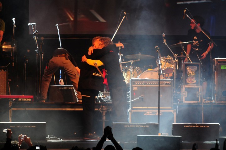 El recordado abrazo entre León Gieco y Luis Spinetta en 2008. Uno de los primeros shows que se realizaron en conmoración de las víctimas del Colegio Ecos. Foto Archivo
