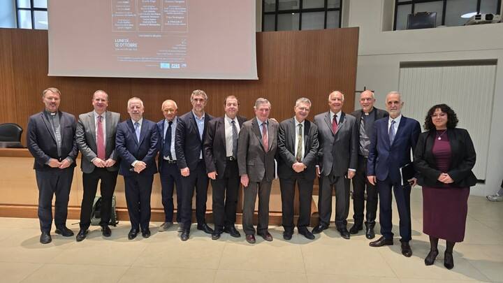 Los expositores del panel internacional, junto al responsable de comunicación del Vaticano y autoridades de la Universidad Gregoriana y de Fratelli Tutti.