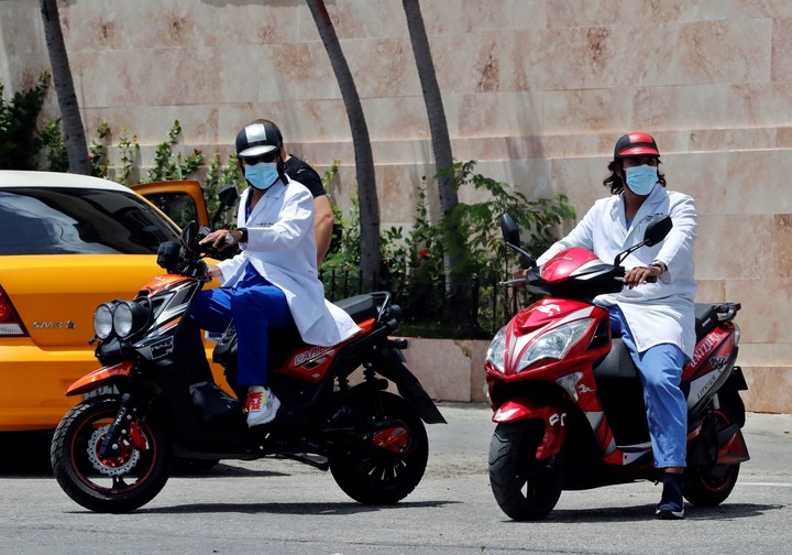 Dos trabajadores de la salud en La Habana (Cuba). Foto EFE