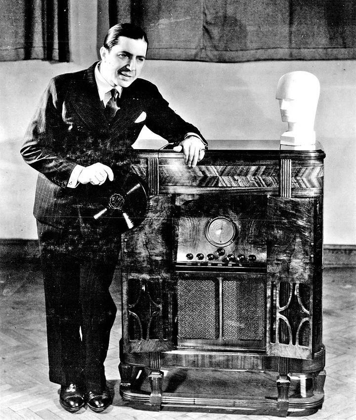 Gardel junto al "radio cerebro mágico" de RCA Victor, en Nueva York, 1935.