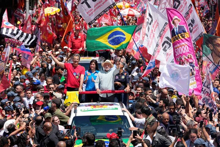 El presidente Lula da Silva agita una bandera brasileña durante un rally de campaña. Foto AP/André Penner