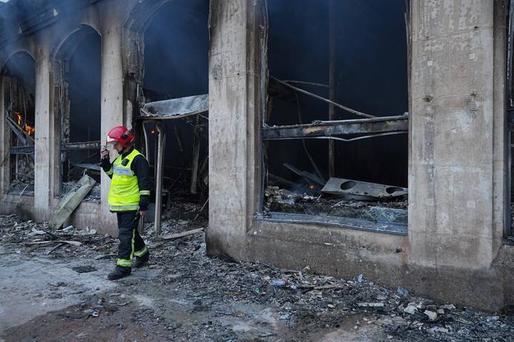 La oficina de turismo de Lyon, luego de que manifestantes la prendieran fuego. Foto AP