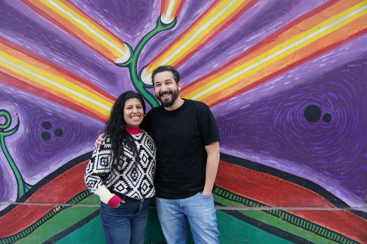 Mariana junto a Waisbaum, director del espacio de capacitación gratuito. Foto: Emmanuel Fernández