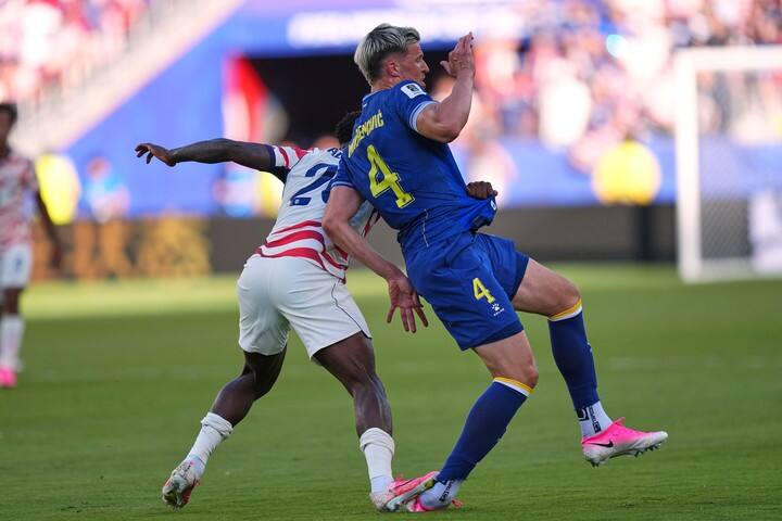 La falta de la polémica: Folarin Balogun contra Tarik Muharemovic, de Bosnia (AP / archivo).