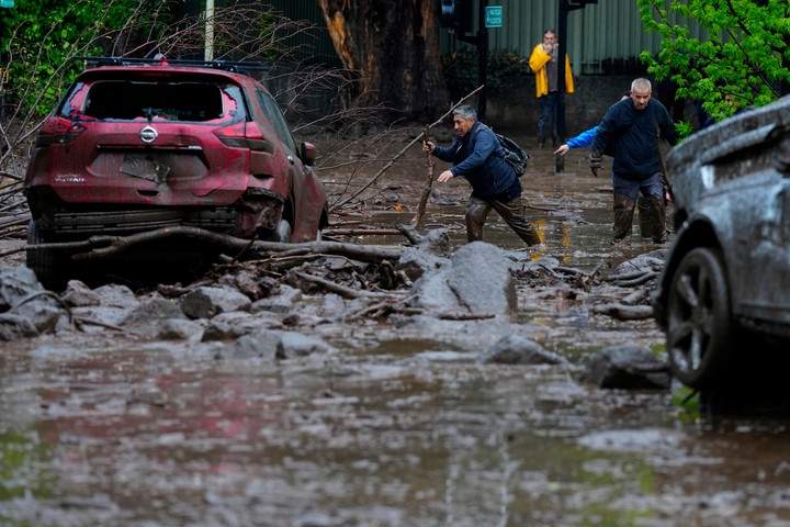 Piedras, ramas y autos rotos. Foto AP