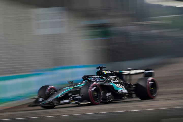 El Mercedes de George Russell penaliza y va al fondo (AP).