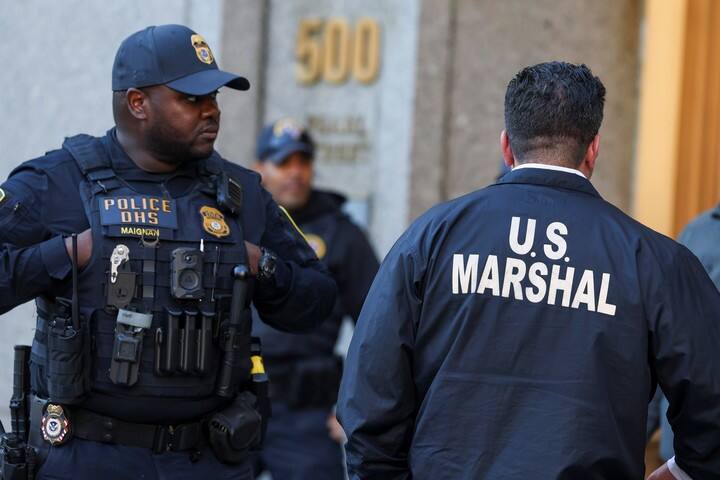 Agentes de policía trabajan en el exterior del tribunal donde se encuentran el expresidente venezolano Nicolás Maduro y su esposa, Cilia Flores, en Nueva York. Foto EFE