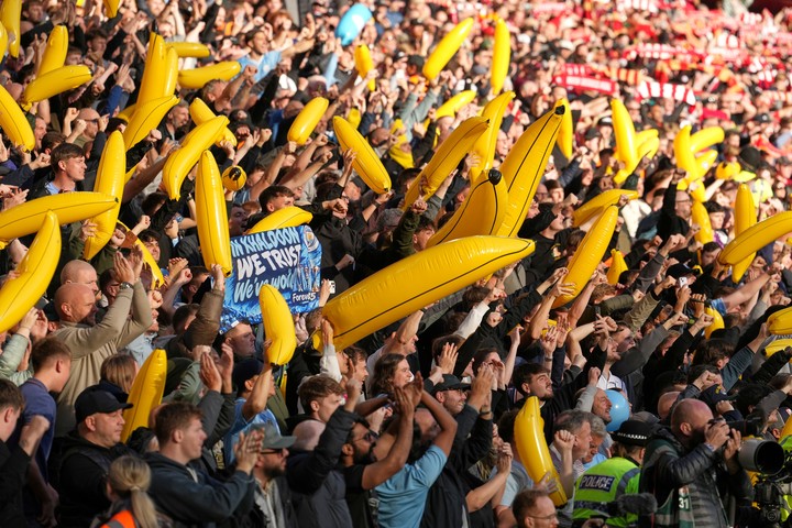Hinchas del City exhibieron bananas inflables en Anfield. (AP)