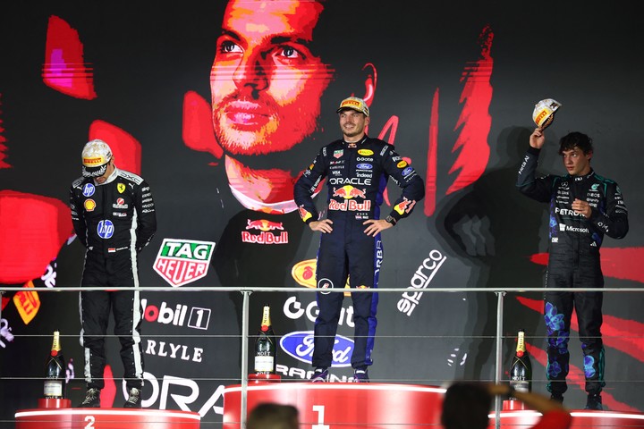 Leclerc, Verstappen y Antonelli, en el podio (Reuters).