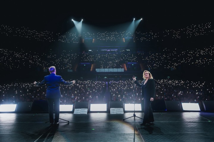 Los hermanos Galán en plena interpretación de "Noticias del amor" en el Movistar Arena.
