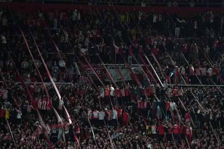 Hinchas de Estudiantes en el partido frente a Flamengo. Foto Juano Tesone - FTP CLARIN