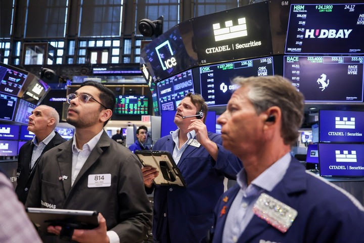 Los vaivenes en los valores del crudo mantienen alterados a los mercados mundiales. (Foto: Michael Nagle/Bloomberg)