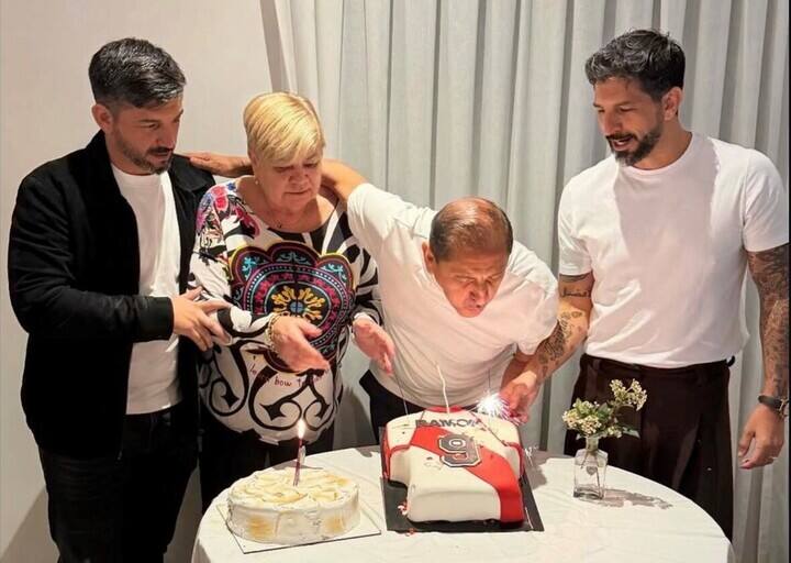 En redes, posteo del último cumple de Ramón Díaz, con torta de River.