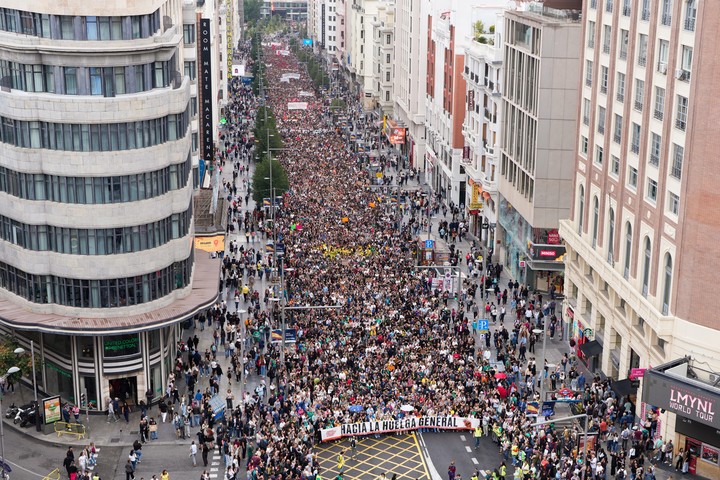 Miles de personas marchan por las calles de Madrid hasta la Plaza de Cibeles, frente al Ayuntamiento. Piden poder acceder a una casa. Hubo manifestaciones en más de 50 ciudades españolas. Foto: EFE/ Borja Sanchez-Trillo