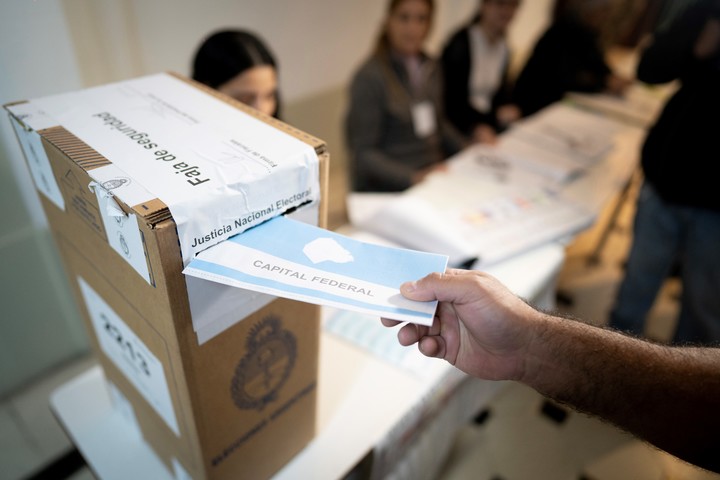 Un hombre emite su voto durante las elecciones legislativas de medio término en un centro de votación, en la ciudad de Buenos Aires, capital de Argentina, el 26 de octubre de 2025.