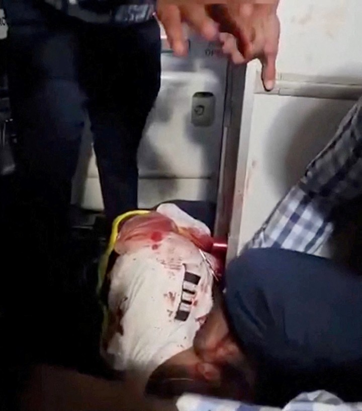 Imagen del copiloto, Hamam Al-Hammami, maniatado por un grupo de pasajeros del vuelo de Flydubai. Foto: Reuters.