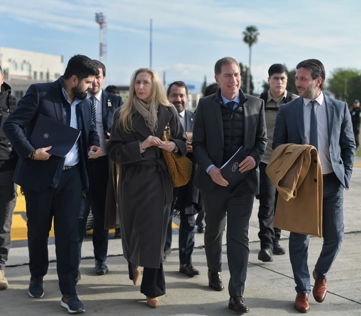 En la Puna. Karina Milei y Santilli con los gobernadores de Salta y Catamarca y representantes de la empresa coreana Posco Holding.