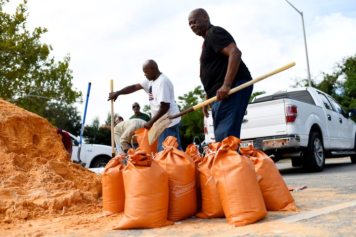 Residentes recogen sacos de arena para prepararse ante la tormenta en el Centro de Parques y Recreación James Seals Jr., Alabama. Foto: AP