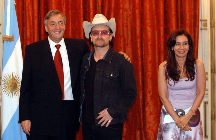 Néstor Kirchner, Bono y Cristina Fernández de Kirchner durante el encuentro que compartieron en 2006. Foto: EFE.
