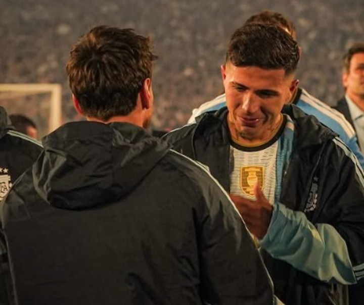 La foto que compartió Enzo Fernández junto a Messi en su despedida. (IG)