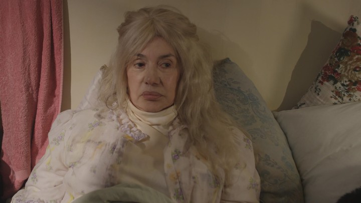 En "Sombras" interpreta a Angelita, una mujer manipuladora, con un pasado oscuro y un presente de temer.