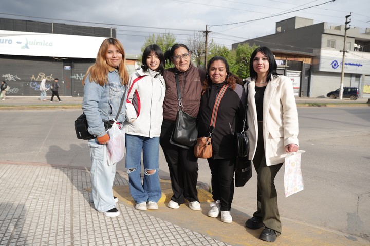 Gabriela, Natalia y Ailén son tres de las mujeres que se hicieron amigas mientras hacían fila para dejar sus currículums y conseguir empleo. Foto: Francisco Loureiro