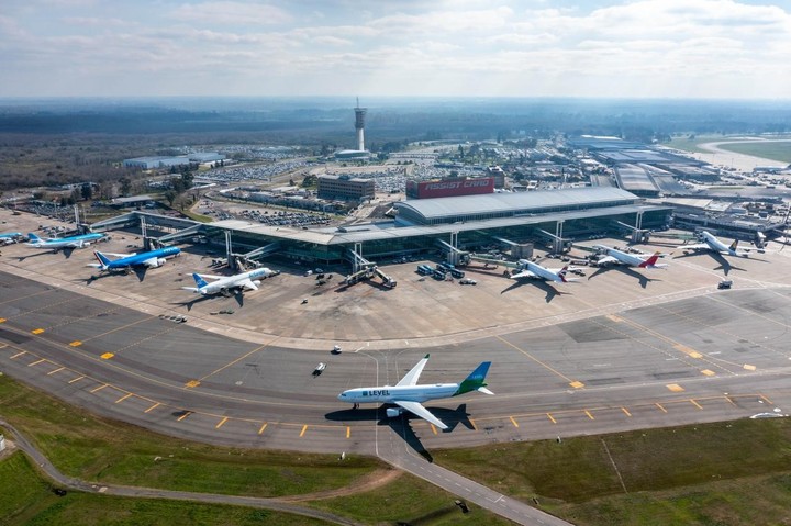 La principal obra del aeropuerto de Ezeiza tiene que ver con mejoras en la pista secundaria para despegues y aterrizajes.