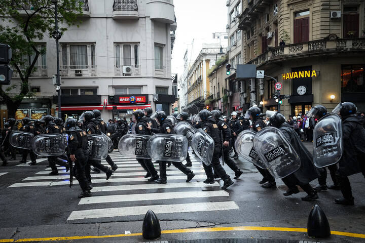 La policpia avanza sobre los manifestantes en la marcha federal universitaria. Foto: Mariana Nedelcu