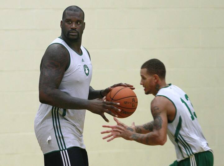 Shaquille O'Neal con Delonte West, en Boston.