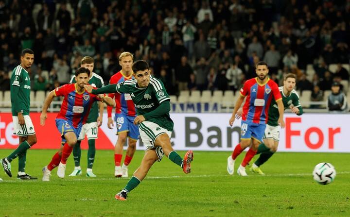 Taborda y un tiro poco esquinado que no fue gol. (EFE).