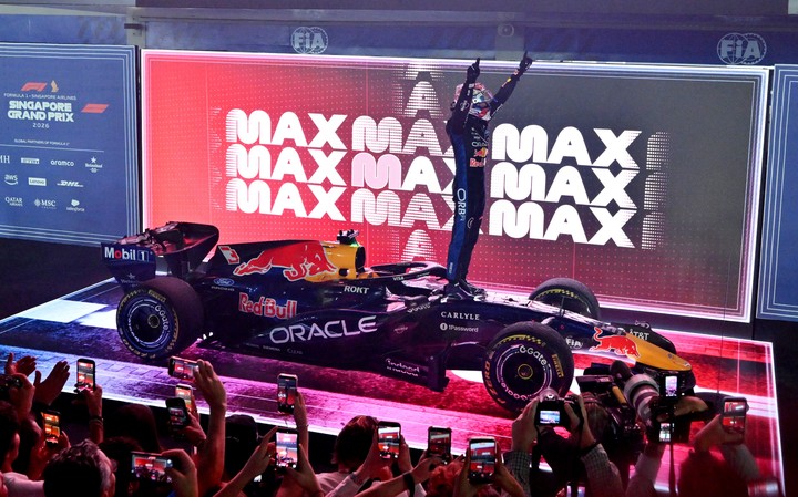Verstappen sobre el Red Bull (Reuters).