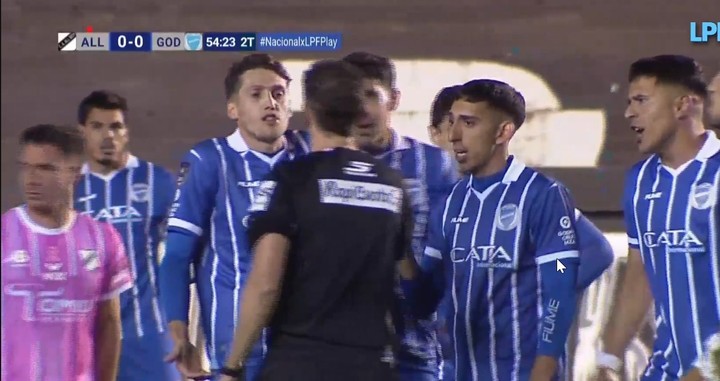 Los jugadores de Godoy Cruz encima de Lamolina cuando cambió el fallo de penal a tiro libre.