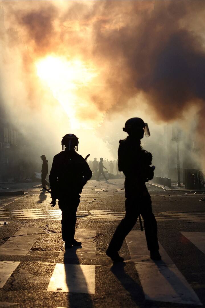 Policía antidisturbios en París, en plenos incidentes en la marcha. Foto Reuters