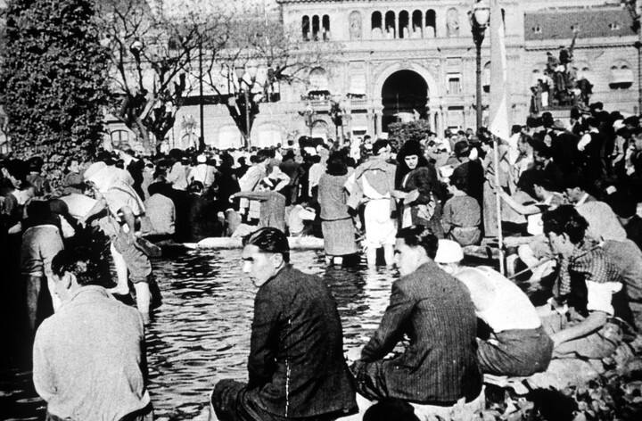 La fuente de la Plaza de Mayo, el 17 de octubre de 1945