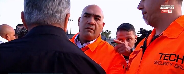 Protegido por gorilas de seguridad, Gariano amenaza a Kudelka (2025). (Imagen TV).