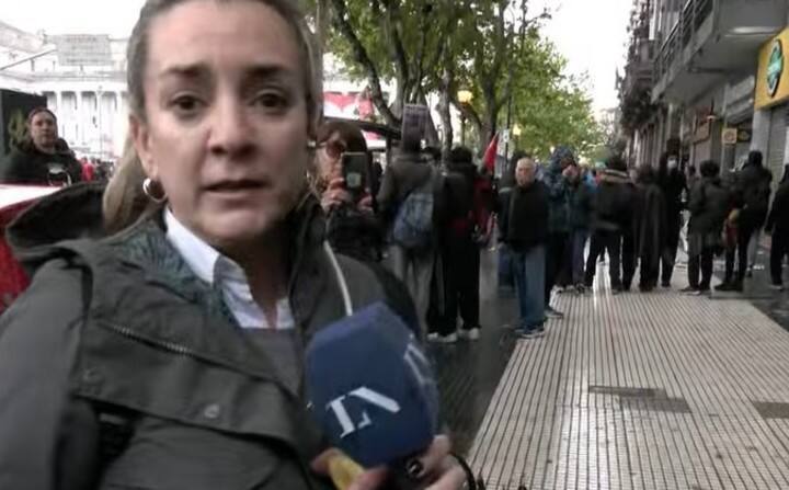 La periodista Carla Ricciotti fue agredida en la marcha.